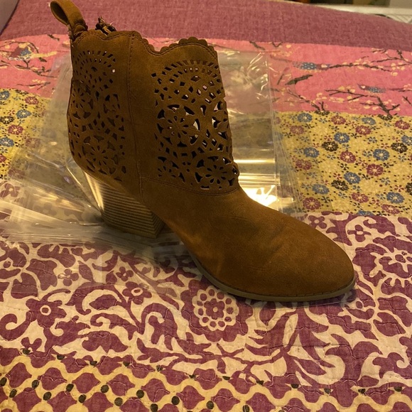 Super cute lace cut out booties size 8. - Picture 3 of 7